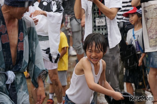 神輿の担ぎ手に水をかけて涼をとる”水掛神輿”に参加した黎くん