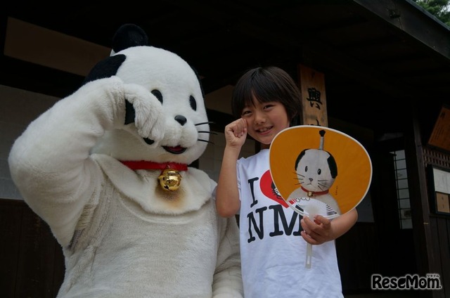 黎くん、ニャンまげとの記念撮影でにっこり