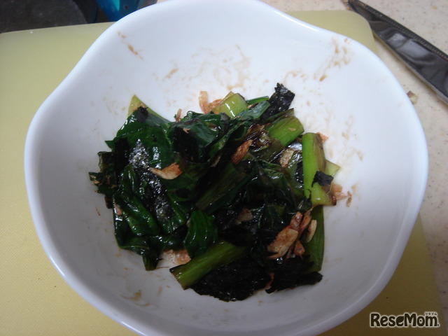 （3）-【4】小松菜にしょう油で味付け後、桜海老とのりを和える