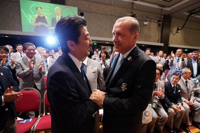IOC総会でトルコのレセプ・タイイプ・エルドガン首相（向かって右）と握手する日本の安倍首相　(C) Getty Images