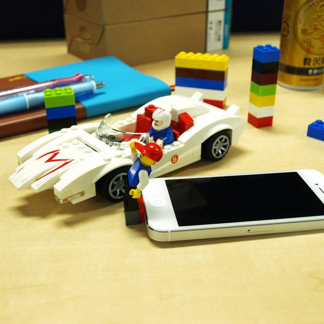 レゴブロックを使ってiPhoneスタンドを作ろう！iPhone5s/5c対応予定のLEGOブロック対応Lightningポートキャップ予約開始