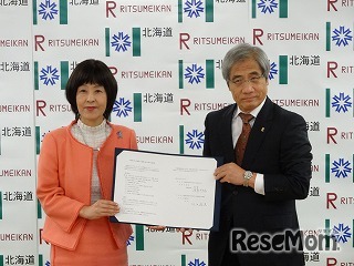 高橋はるみ北海道知事（左）と川口清史立命館大学学長