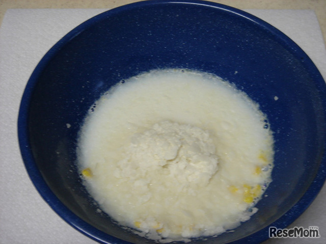 （3）-【1】熱湯に牛乳を入れ、マッシュポテトとコーンスープを少しずつ加えてよく混ぜる
