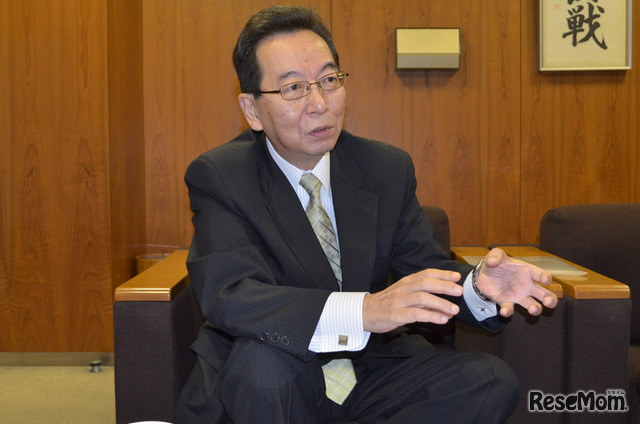 インタビューに答える坂口幸世氏