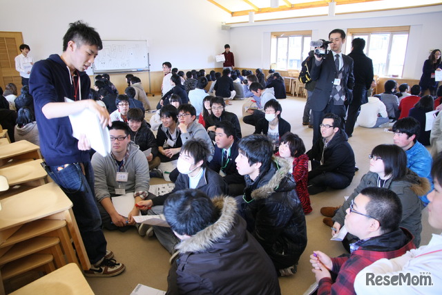 入学前準備教育。日本文化学科の学生（左）が入学予定の学生たちに自分の経験をプレゼン