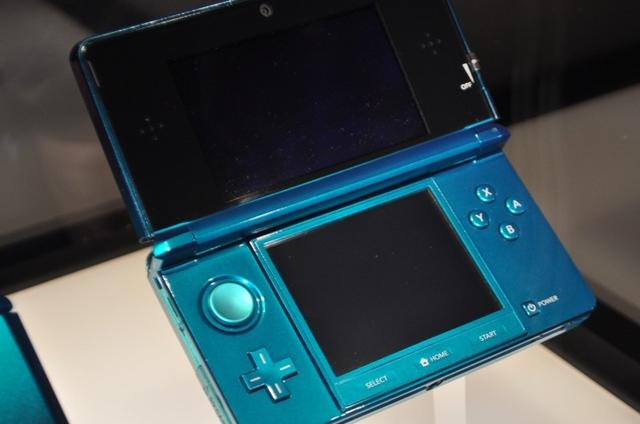 【E3 2010】ニンテンドー3DSは4カラーが展示 【E3 2010】ニンテンドー3DSは4カラーが展示