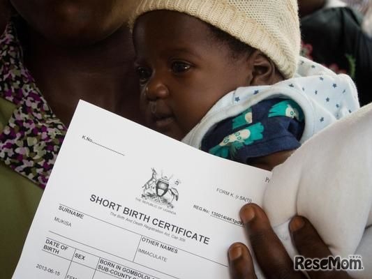 ウガンダのムラゴ病院で携帯届出システム (MobileVRS) により発行された出生証明書と子ども