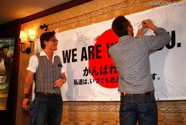 髪切って“さわやか”ジョニー・デップが日本にエール！ 米で特別会見 中田氏の提案で横断幕にメッセージを書き込む