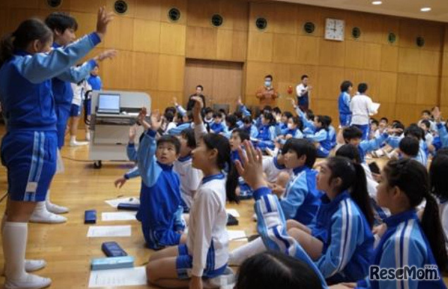 世界一大きな授業を受ける子どもたち（武蔵野東小学校）