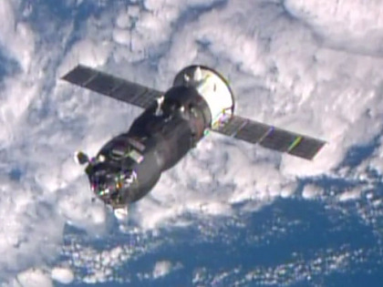 ISSに接近するプログレス補給船（55P）（4月10日、出典：JAXA/NASA）