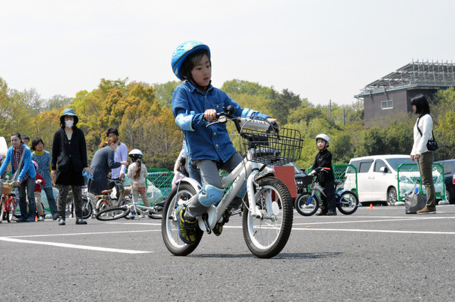 補助輪なしで自転車に乗れた！　親子の挑戦を自転車競技団体がサポート