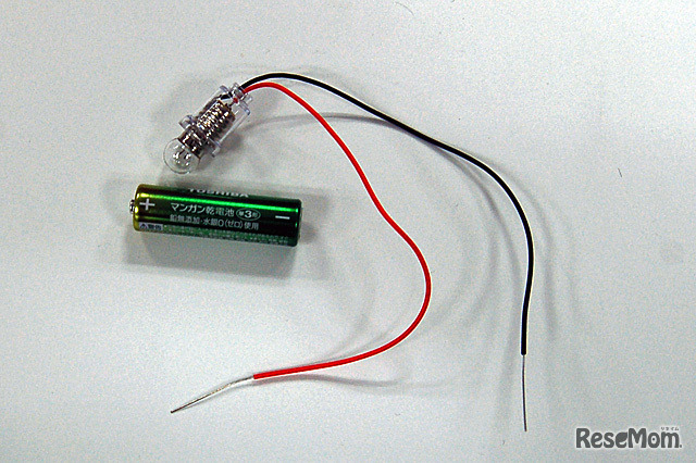 実験で使われた豆電球と乾電池を導線付きソケット