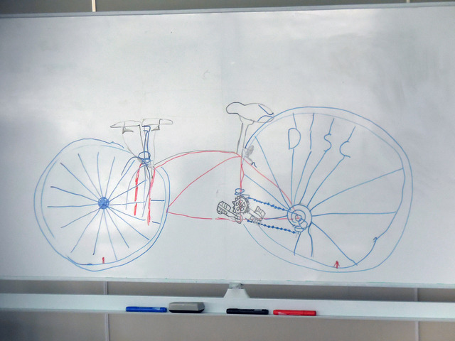 TCF子供のための自転車学校はお絵描きから3本ローラーまでやる