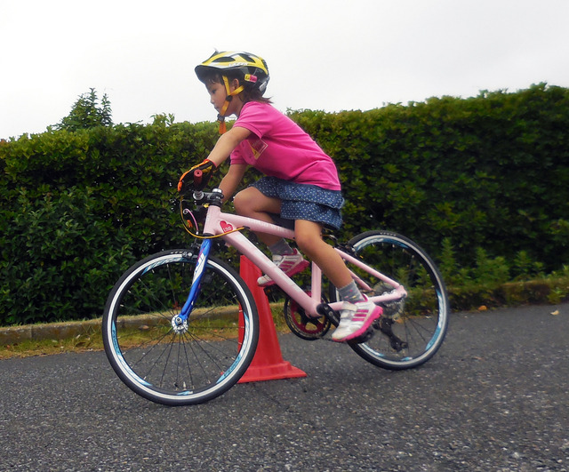 TCF子供のための自転車学校はお絵描きから3本ローラーまでやる