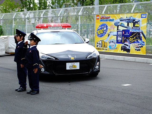 子どもたちも敬礼！