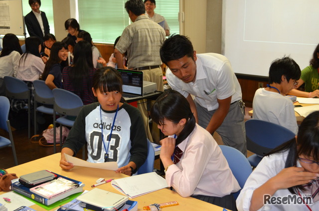 恊働作業中も先生がサポート