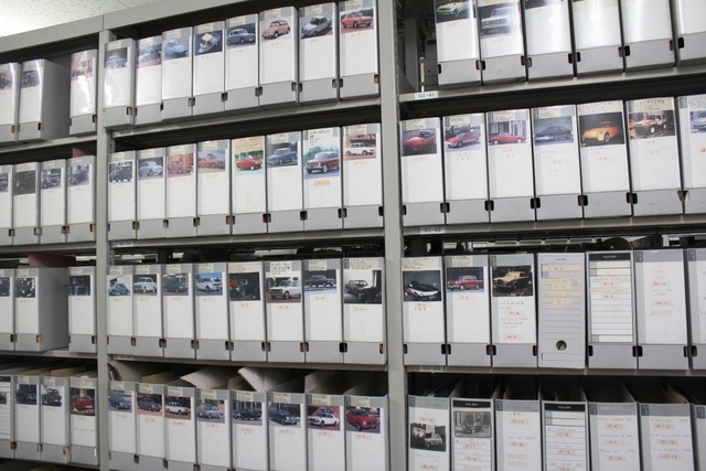 資料室には展示車両のすべての資料が分類整理されている
