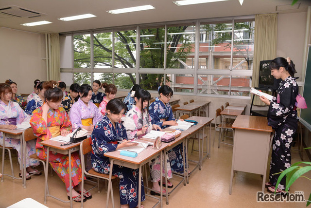 浴衣姿で授業を受ける学生たち