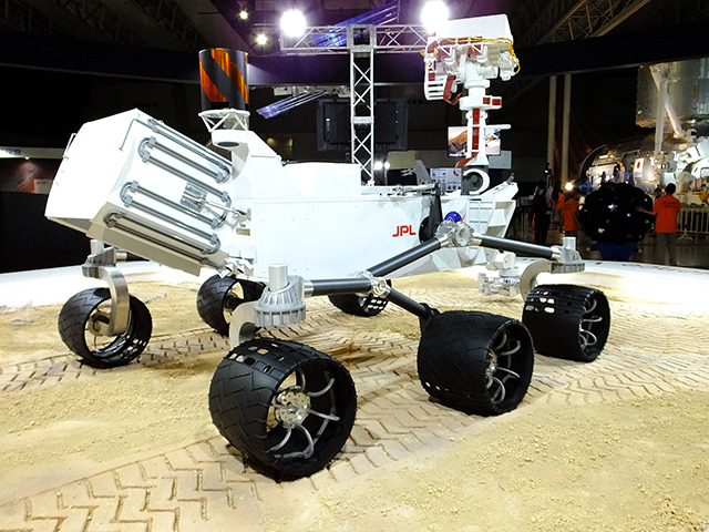 米国外で初めて出展される火星探査車「キュリオシティ」のNASA製実物大モデル