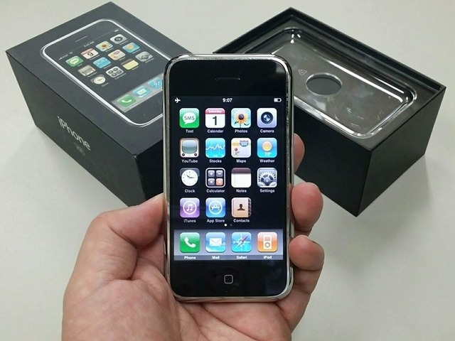 iPhone 6はこれまでのiPhoneデザインと一貫性がないという声も聞こえるが、じつは初代iPhoneのDNAを継承しているのではないか（写真は2007年発売の初代iPhone）