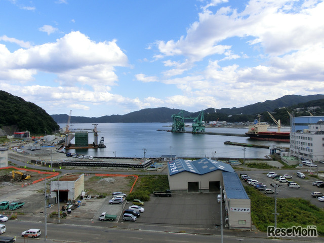 岩手県釜石市から見える海。駐車場となっているスペースは建造物が流された場所だという