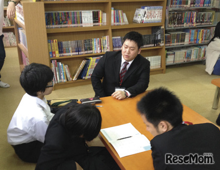 「COCOROE塾」のスタートに先駆け、藤井寺中学校で実施した「第1回COCOROE塾チューター派遣」の様子