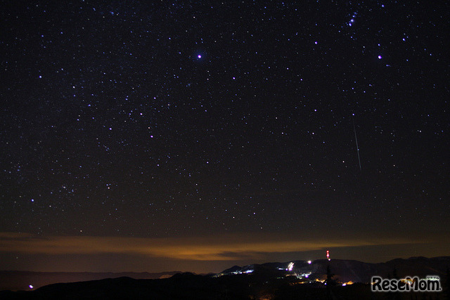 夜明けのオリオン座と流星