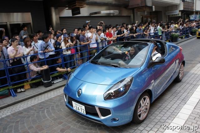 横浜元町でF1マシンが公道走行…観客1万1000人集まる