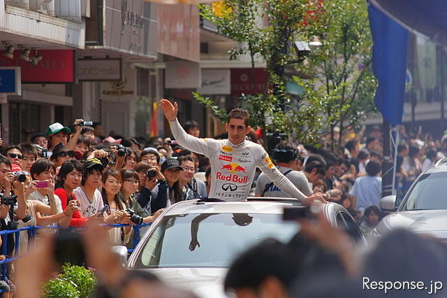 公道でのショーランは日本初。レッドブルのF1マシンが横浜の街を駆け抜けた。