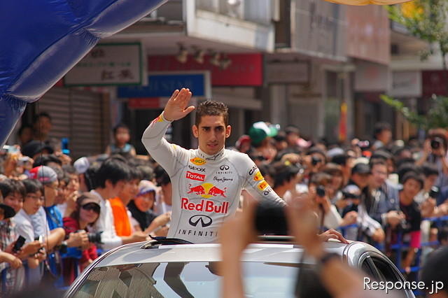 公道でのショーランは日本初。レッドブルのF1マシンが横浜の街を駆け抜けた。