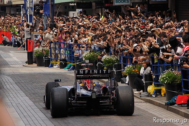 公道でのショーランは日本初。レッドブルのF1マシンが横浜の街を駆け抜けた。