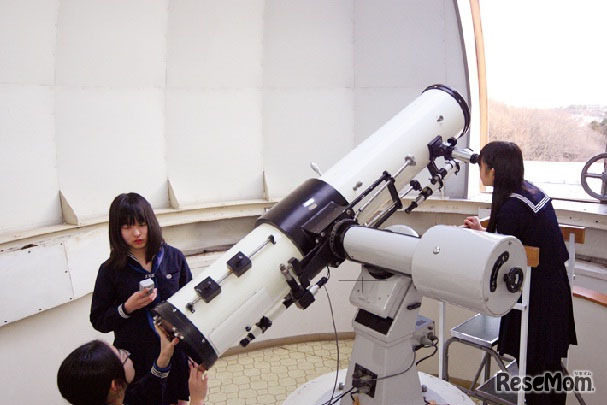 天文部部員が望遠鏡を操作