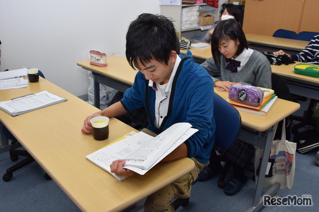 授業準備の時間にスープを飲む生徒