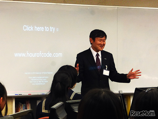日本マイクロソフト最高技術責任者の加治佐俊一氏が生徒にメッセージ