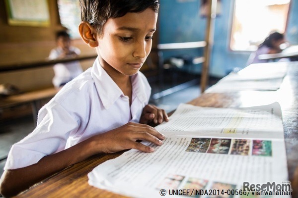 小学校で授業に参加する男の子（インド）