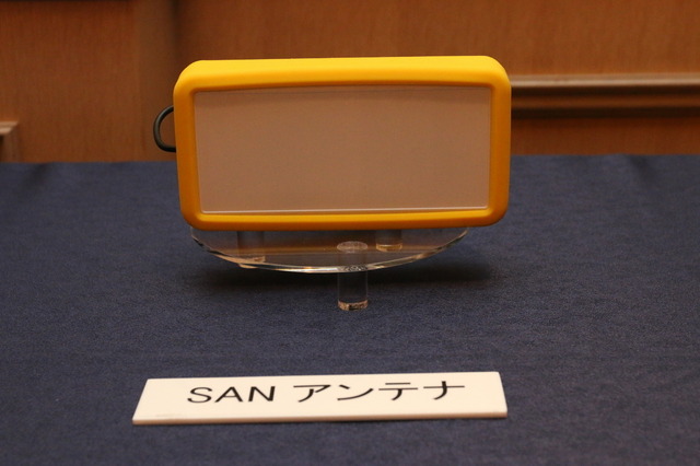 「SANアンテナ」は無線ルータ程度のサイズ感（約88×140×40mm）《撮影：編集部》
