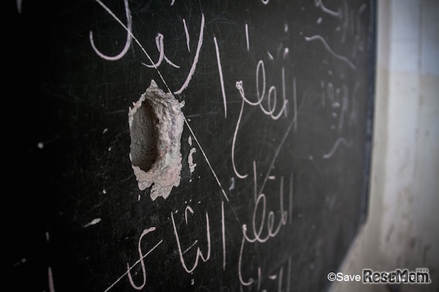 銃弾の穴の空いた黒板（シリア国内）