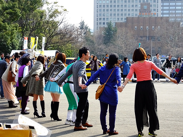 3月20日は国連が定めた「国際幸福デー」。これにあわせ日比谷公園で3月22日、「HAPPY DAY TOKYO 2015」が開催され、東北大震災の風化を防ぐ「311『つながる日』プロジェクト」らが出展。来場者たちに、震災から学んだ「つながること」の大切さを訴えた