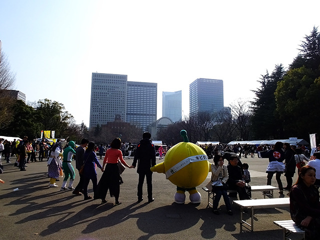 3月20日は国連が定めた「国際幸福デー」。これにあわせ日比谷公園で3月22日、「HAPPY DAY TOKYO 2015」が開催され、東北大震災の風化を防ぐ「311『つながる日』プロジェクト」らが出展。来場者たちに、震災から学んだ「つながること」の大切さを訴えた