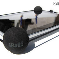 iPad 2/iPadを保護するボール型アイテム、コスモウェブ 「iballz minis（アイボールズ ミニズ）」（型番：camiBallzminis）の取り付けイメージ（iPadは別売）