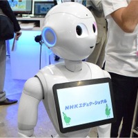 来場者に説明を行うロボットのPepper（NHKエディケーショナル）