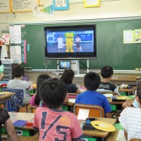 インターネットを介して、日本とアジアの小学校と会場が一体に