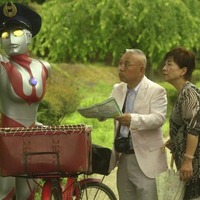 ソフトバンクモバイルの新CMでは、ウルトラマンが郵便屋さんとして登場 ソフトバンクモバイルの新CMでは、ウルトラマンが郵便屋さんとして登場