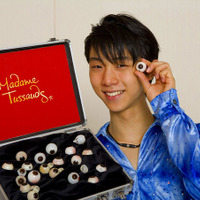 羽生選手等身大フィギュア - (C) The images shown depict wax figures created and owned by Madame Tussauds.