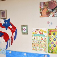 教室の壁には教材と、開校の際に家族から送られた旗が貼られている