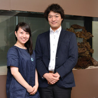 医進・サイエンスコース卒業生 吉本楓さん（左）、マネージャー 木村健太教諭