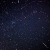 ペルセウス座流星群（赤い線がペルセウス座）　（c） 国立天文台