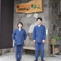 インターンシップ生として一里野高原ホテルろあんで働く、岡野徹さん（右）と松山未来さん（左）