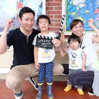 「ディズニーフォトツアー」に参加した川原田さんファミリー (c) Disney