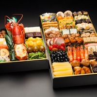 「博多久松 和洋折衷本格料亭おせち」。和洋折衷の食材が46品詰め込まれている。